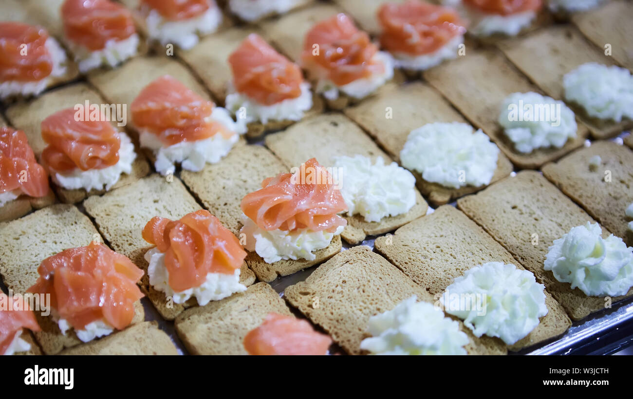 Norvegesi di salmone affumicato tartine con crema di formaggio Foto stock -  Alamy