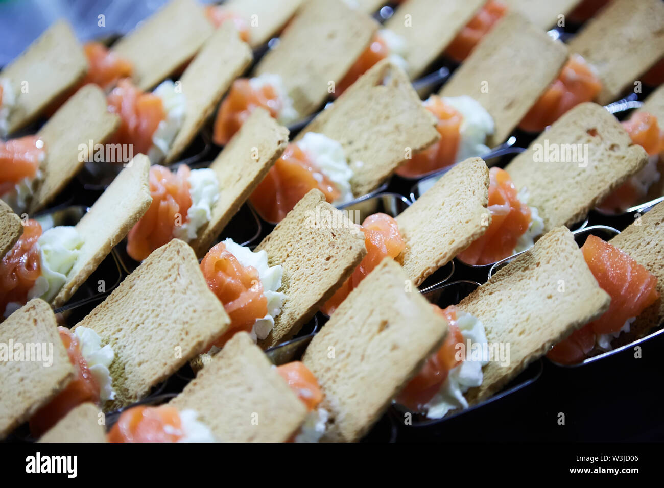 Norvegesi di salmone affumicato tartine con crema di formaggio. Foto Stock