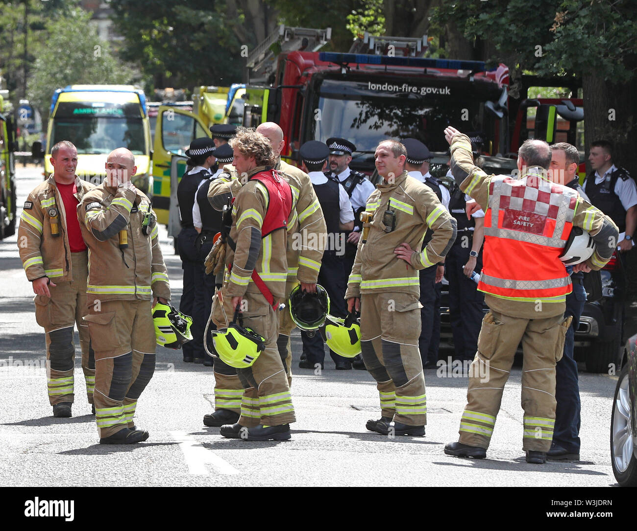 Servizi di emergenza sulla scena di un piatto sul fuoco Bromyard Avenue a Acton. Foto Stock