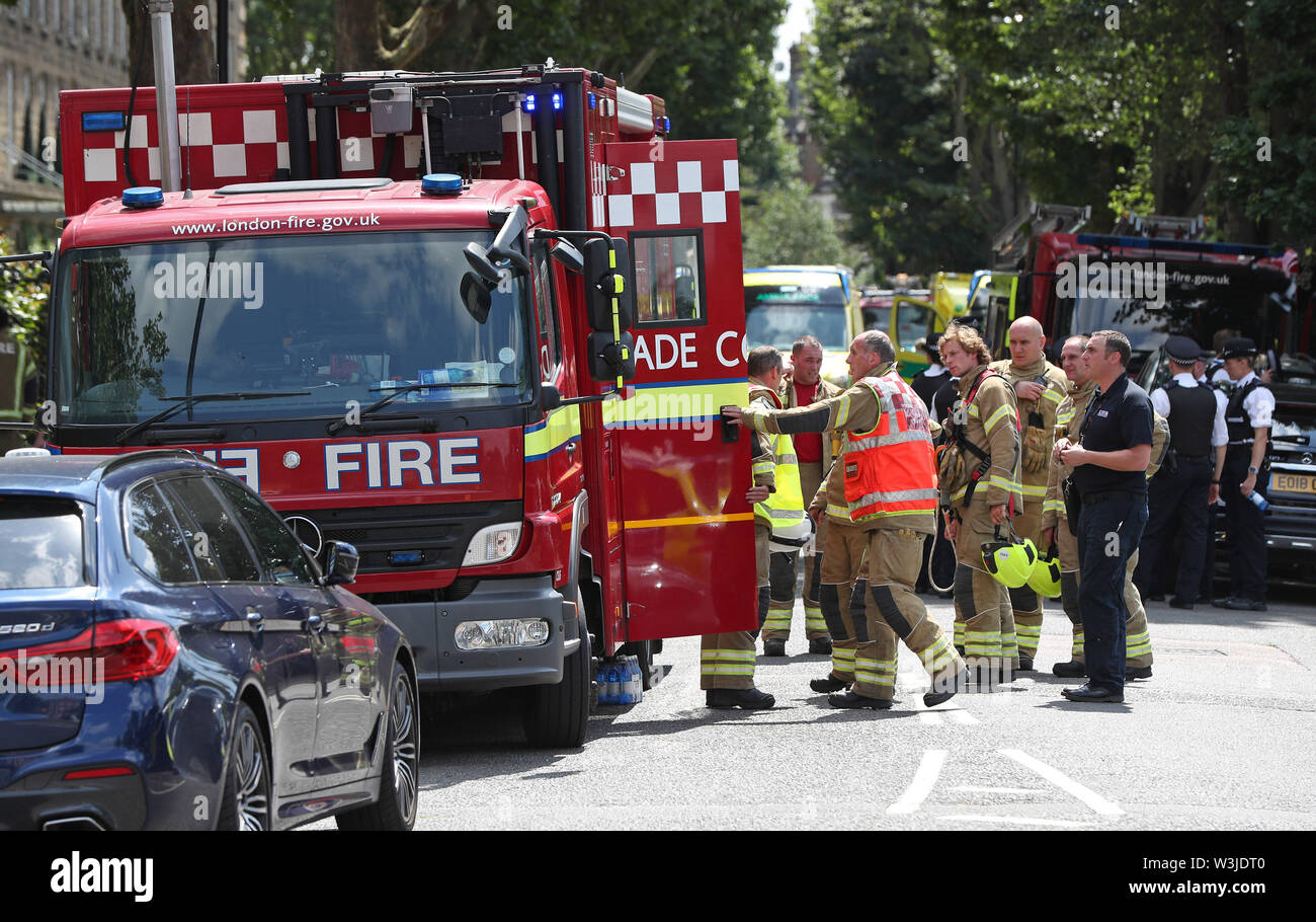 Servizi di emergenza sulla scena di un piatto sul fuoco Bromyard Avenue a Acton. Foto Stock