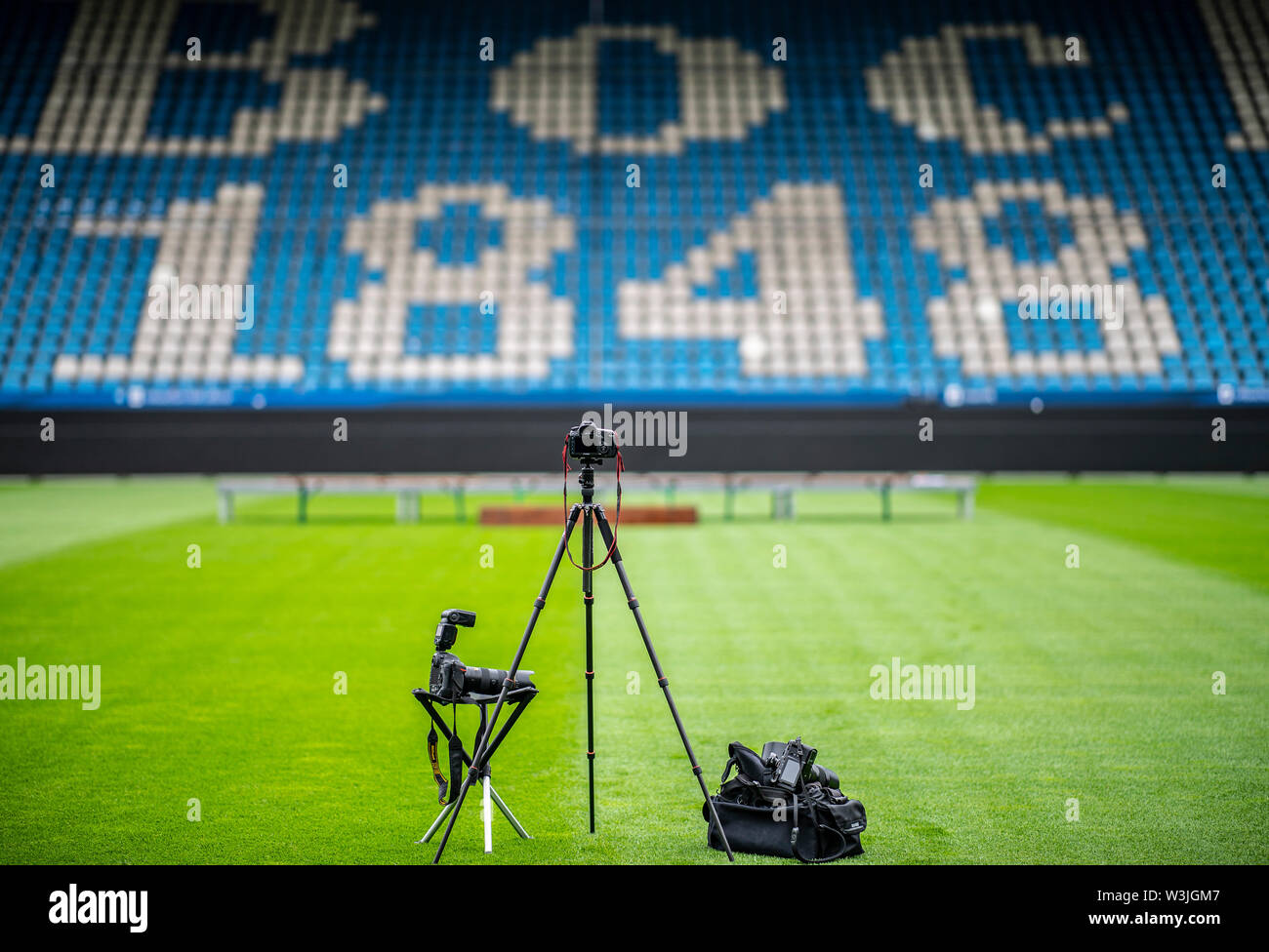 Bochum, Germania. 16 Luglio, 2019. Calcio, Seconda Bundesliga, team foto e ritratti di VfL Bochum per la stagione 2019/2020. Le macchine fotografiche sono in piedi di fronte ad un vuoto ancora podio e sullo sfondo l'anno 1848, l'anno di fondazione della VFL Bochum, può essere visto. Credito: Guido Kirchner/dpa/Alamy Live News Foto Stock