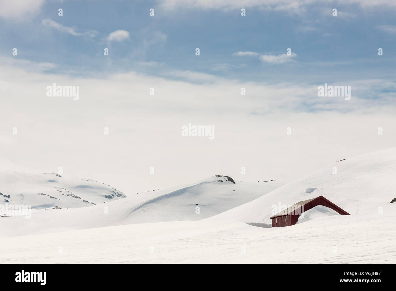 Cottage di legno sotto la neve - Norvegia. Strada 55 per passare più alta. Foto Stock
