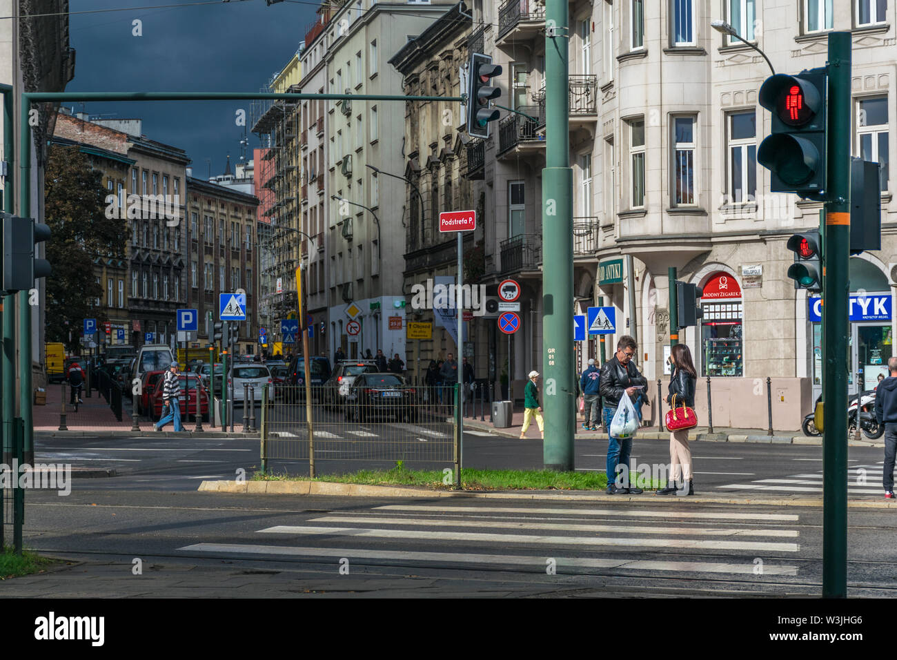 Cracovia in Polonia - 23 Settembre 2018: ambiente urbano di un centro commerciale durante il giorno a Cracovia, Polonia, con persone, automobili, edifici, street Foto Stock