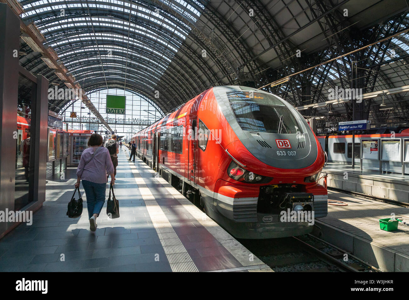 Francoforte, Germania - Luglio 2019: DB, Deutsch Bahn, treni e passeggeri alla stazione dei treni principale di Francoforte piattaforma. Foto Stock