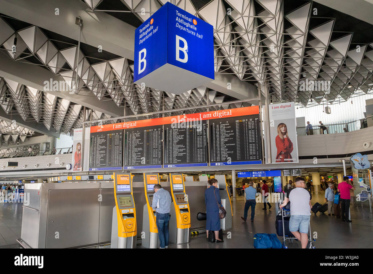 Francoforte, Germania - Luglio 2019: l'aeroporto di Francoforte architettura nel terminale con informazioni di volo. L'aeroporto di Frankfurt am Main è un grande aeroporto in UE Foto Stock