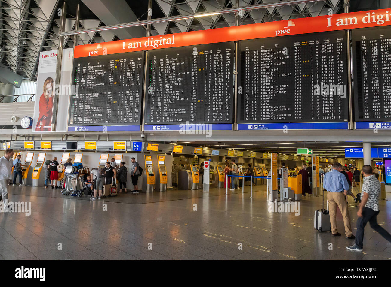 Francoforte, Germania - Luglio 2019: l'aeroporto di Francoforte architettura nel terminale con informazioni di volo. L'aeroporto di Frankfurt am Main è un grande aeroporto in UE Foto Stock