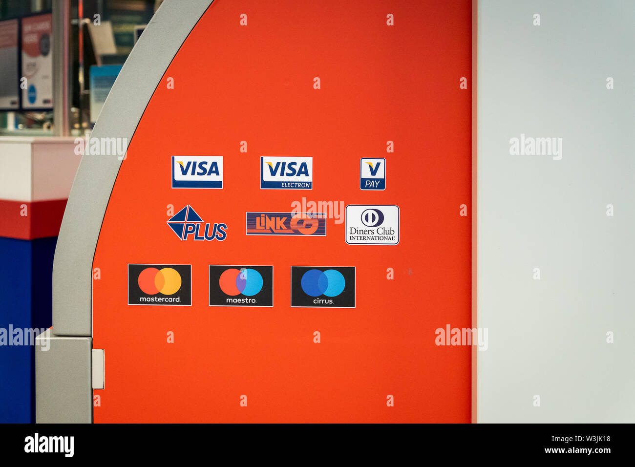 Francoforte, Germania- Luglio 2019: i loghi delle carte di credito marchi e metodi di pagamento su bancomat, comprese le carte di credito Visa e MasterCard, Cirrus in Europa. Foto Stock