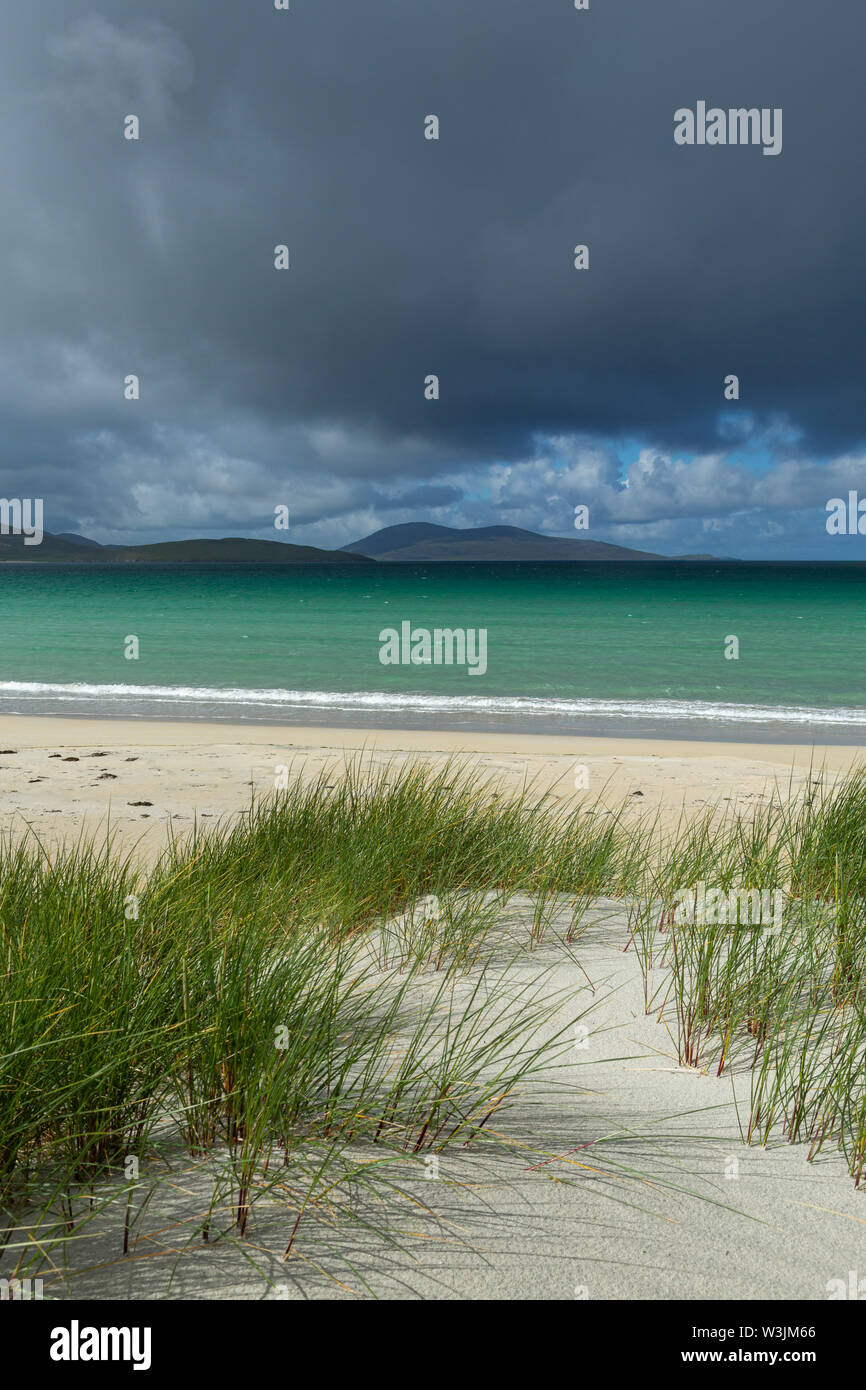 Una doccia a pioggia avvicinando le dune a Luskentire beach, Isle of Harris, Scozia Foto Stock