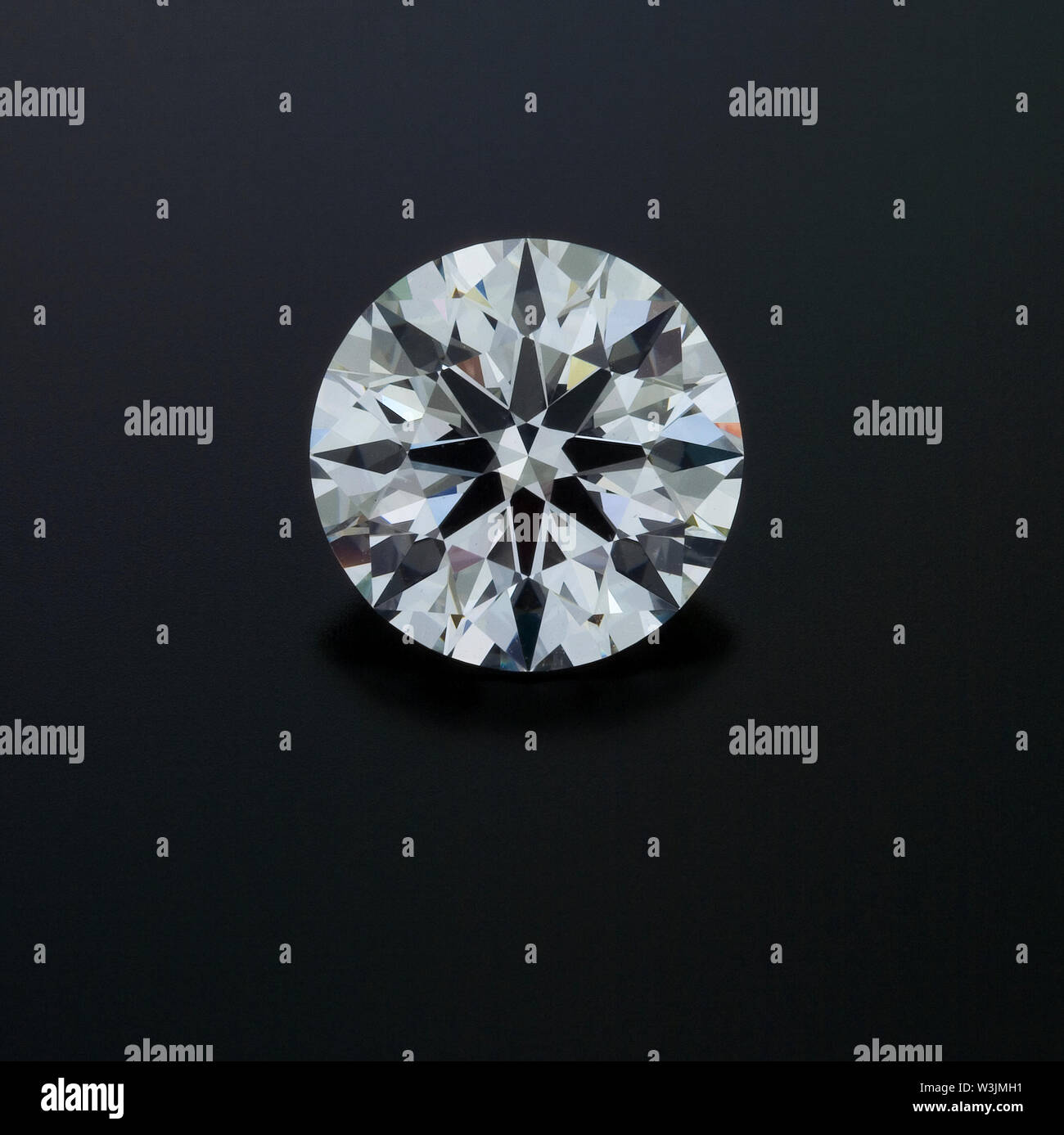 Un solitario, pulito e chiaro, cuori e freccia tagliato e sfaccettato diamanti siede su un riflettente sfondo nero. Foto Stock