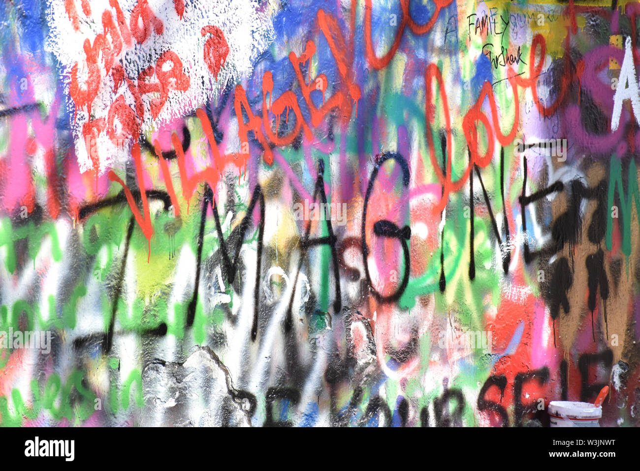 Muro di John Lennon - Praga. Il popolo del tributo di amore, di pace, di compassione e di Beatles. Foto Stock