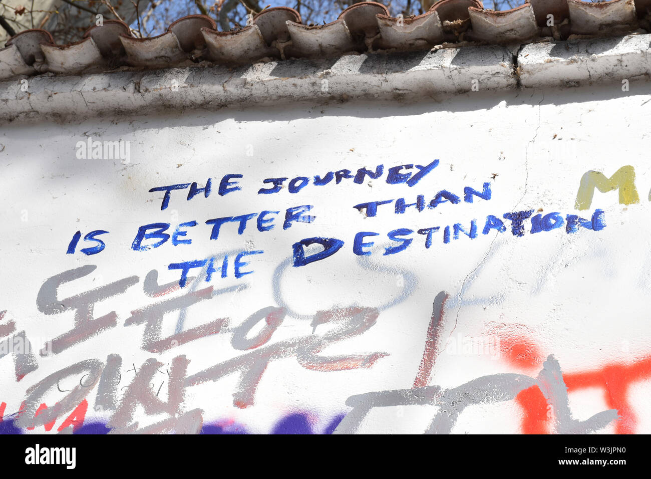 Muro di John Lennon - Praga. Il popolo del tributo di amore, di pace, di compassione e di Beatles. Foto Stock