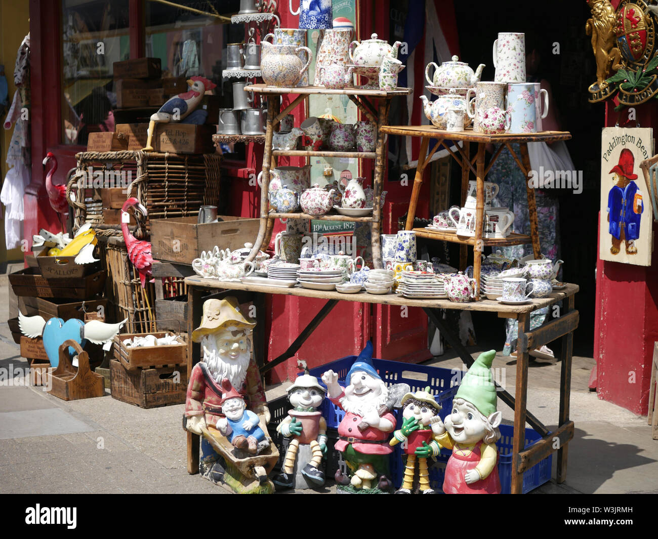 Stoviglie e bric a brac in vendita nel mercato di Portobello Road, London REGNO UNITO Foto Stock