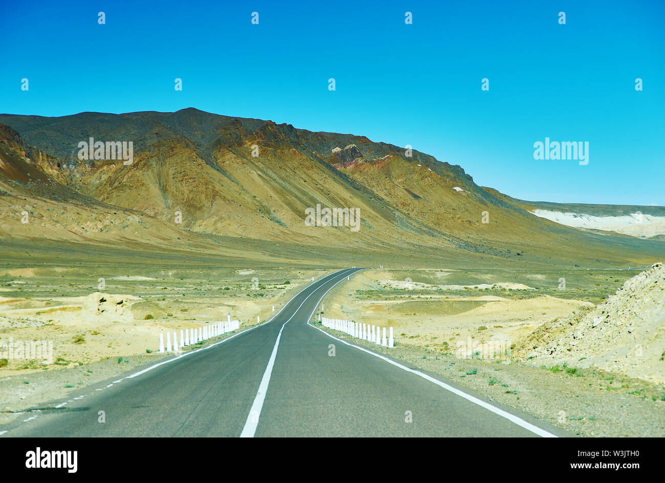 Autostrada nel quartiere Salt Lake Khyargas Nuur Foto Stock