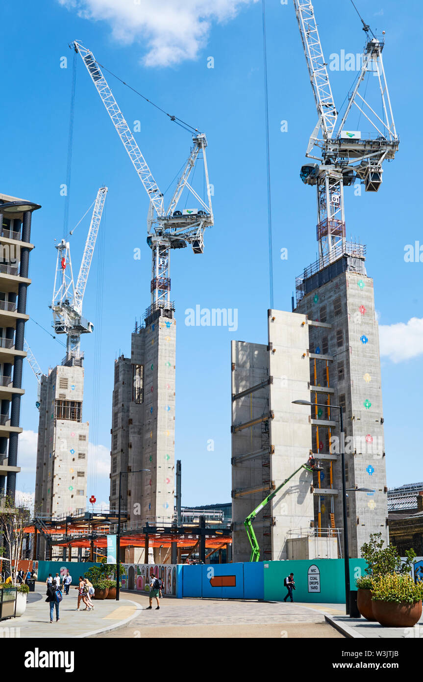 Le nuove torri in costruzione nell'estate del 2019 nei pressi del carbone scende cantiere, King's Cross, London REGNO UNITO Foto Stock