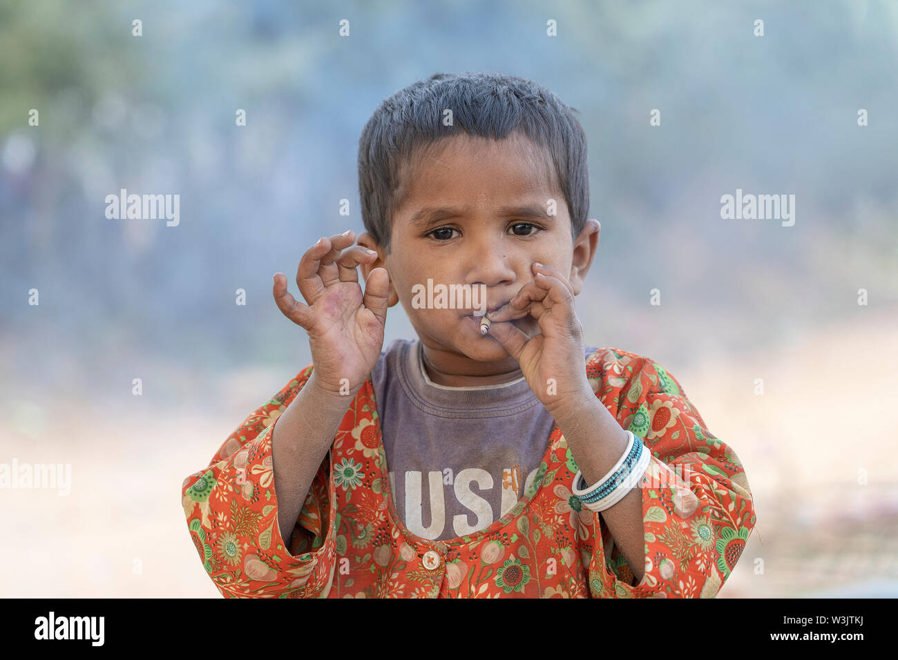 PUSHKAR, India - 15 novembre 2018 : Indian giovane ragazza Sigaretta fumare vicino alla città di Pushkar, Rajasthan, India. Fin dalla prima infanzia, bambini indiani ar Foto Stock