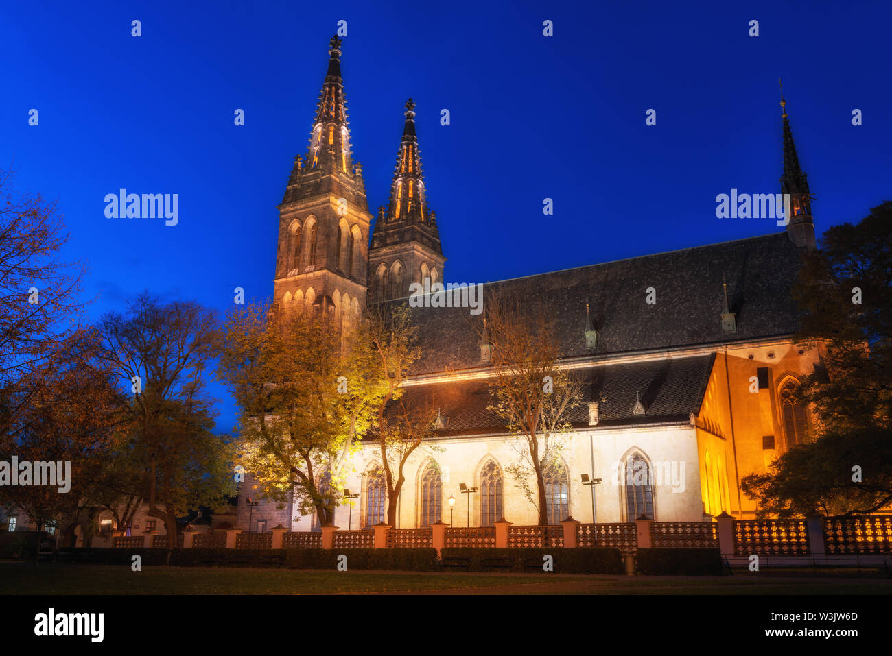 Chiesa di San Pietro e San Paolo di notte, Vysehrad, Praga, Repubblica Ceca Foto Stock