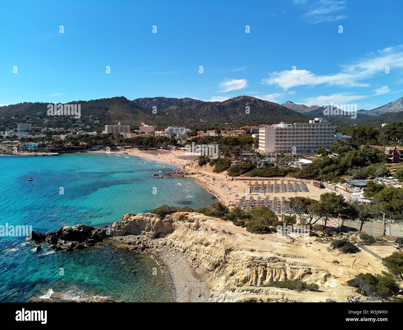 Foto aerea del mare turchese costa rocciosa di Paguera o Peguera spiaggia con lettini ombrelloni situato nella parte sud-ovest di Maiorca Santa Ponsa Foto Stock