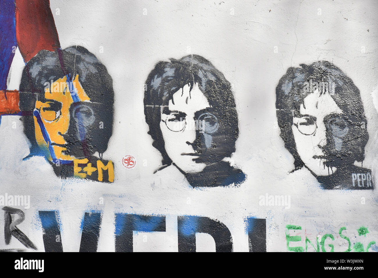 Muro di John Lennon - Praga. Il popolo del tributo di amore, di pace, di compassione e di Beatles. Foto Stock