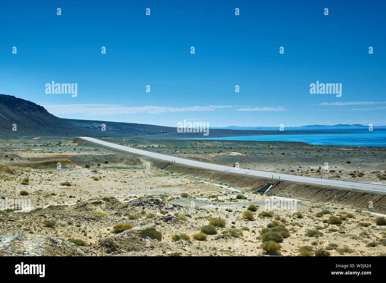 Autostrada nel quartiere Salt Lake Khyargas Nuur Foto Stock