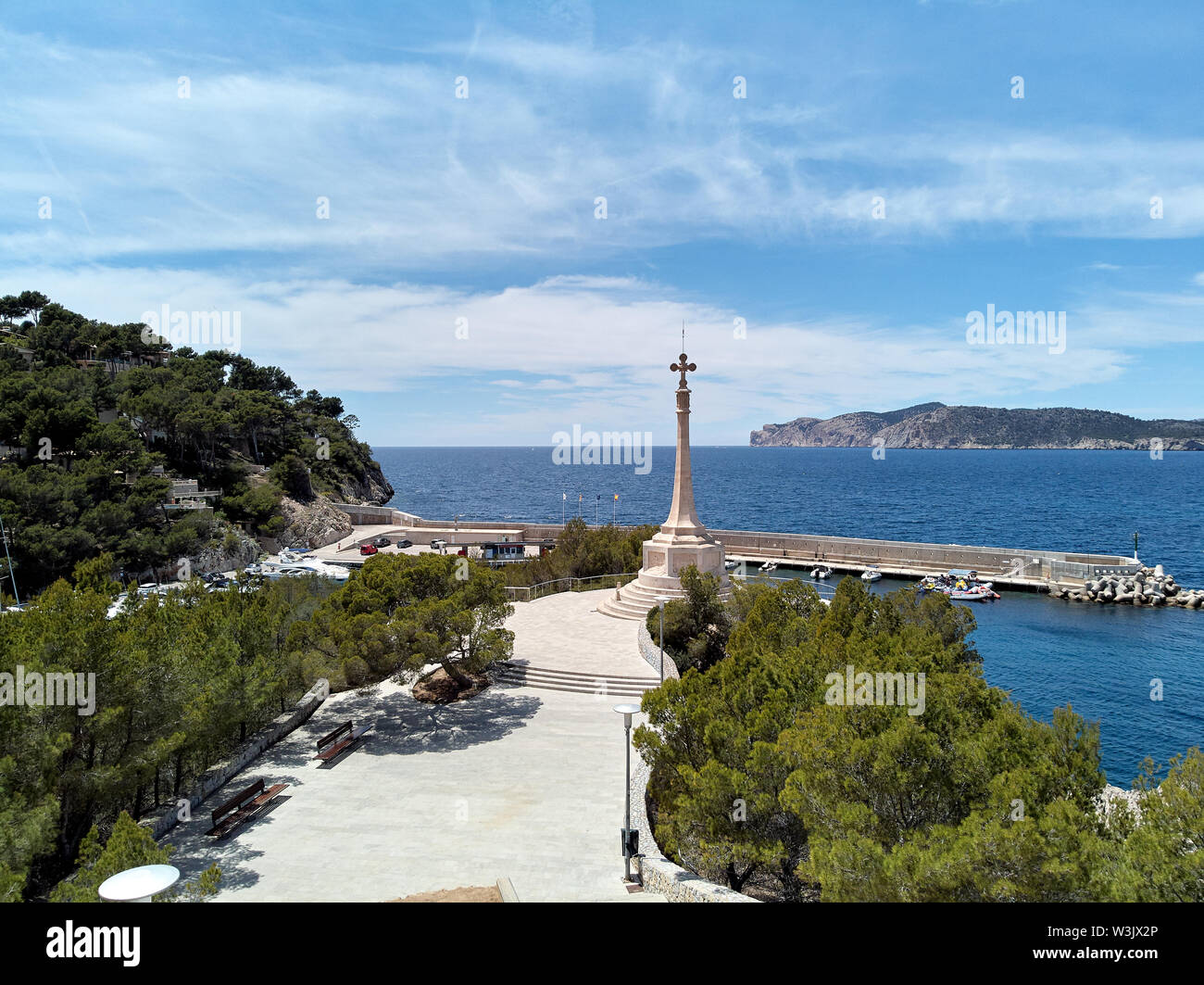 Vista del monumento religioso simbolo trasversale situato in Santa Ponsa marina port vista del mare Mediterraneo, Mallorca resort turistico isola delle Baleari Foto Stock