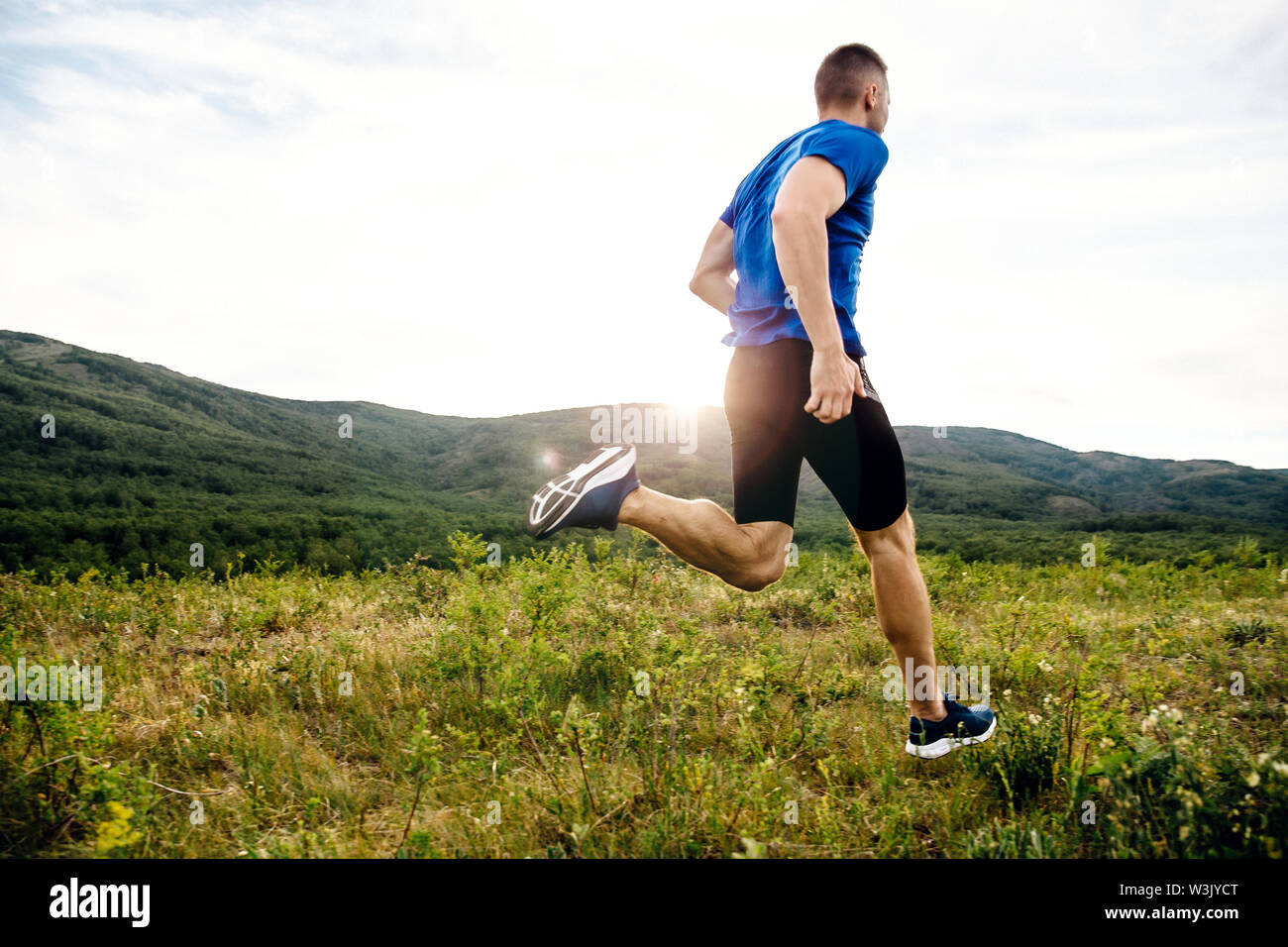 Atleta runner acceso colorato montagna altopiano esterna di estate Foto Stock