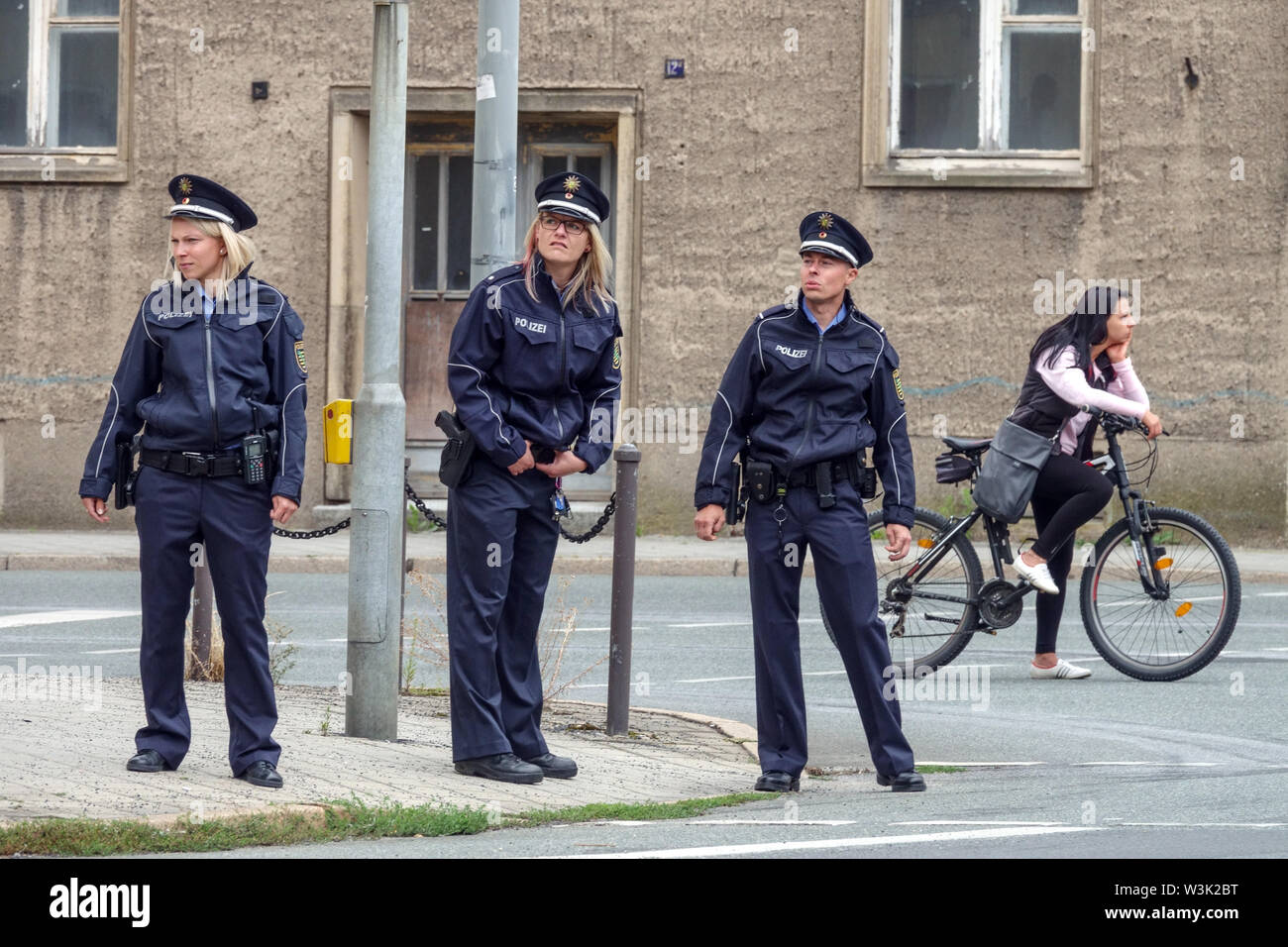Tre agenti di polizia in strada, poliziotta tedesca tedesca Foto Stock