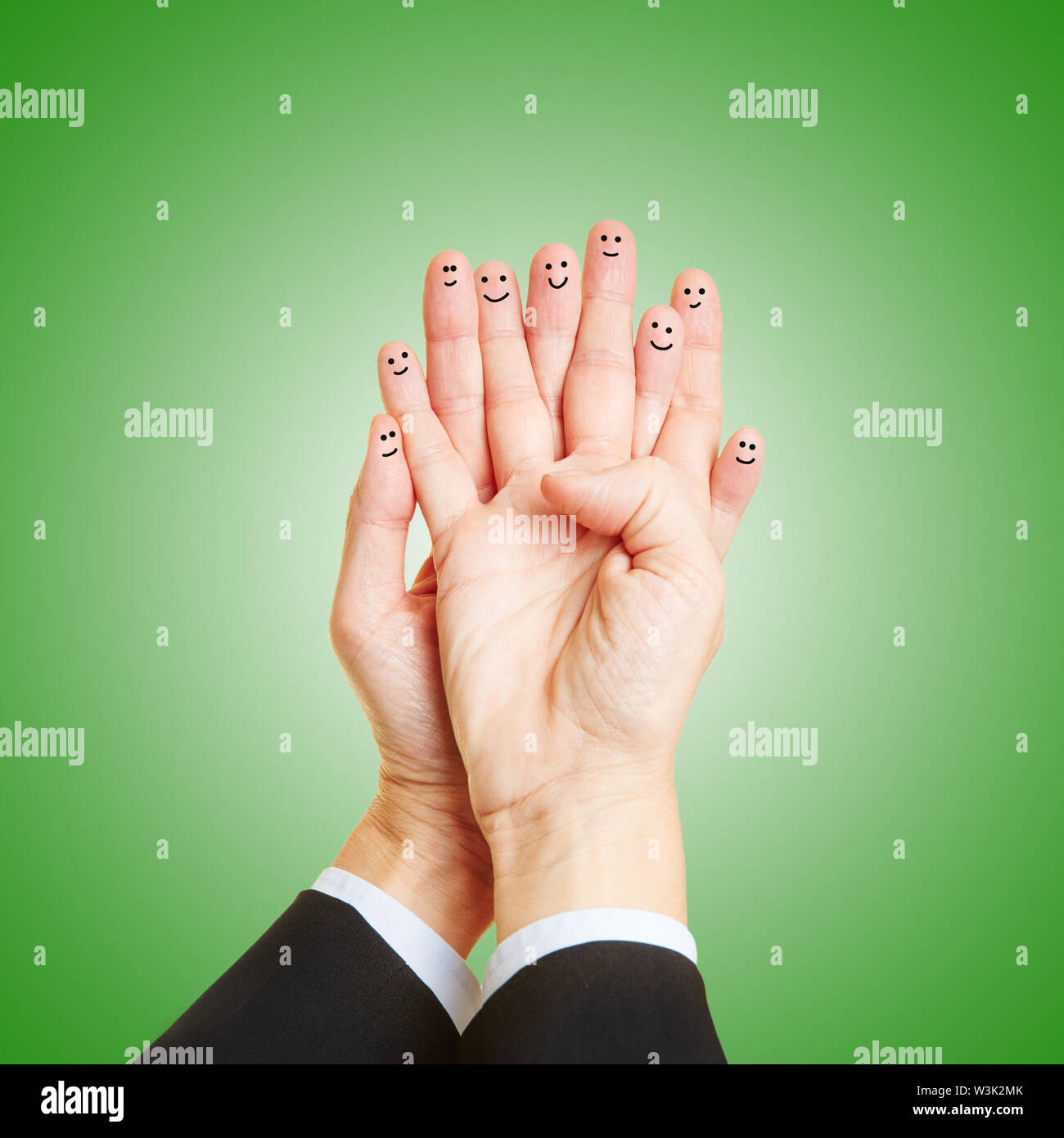 Dito su due mani con faccia come il lavoro di squadra concetto Foto Stock