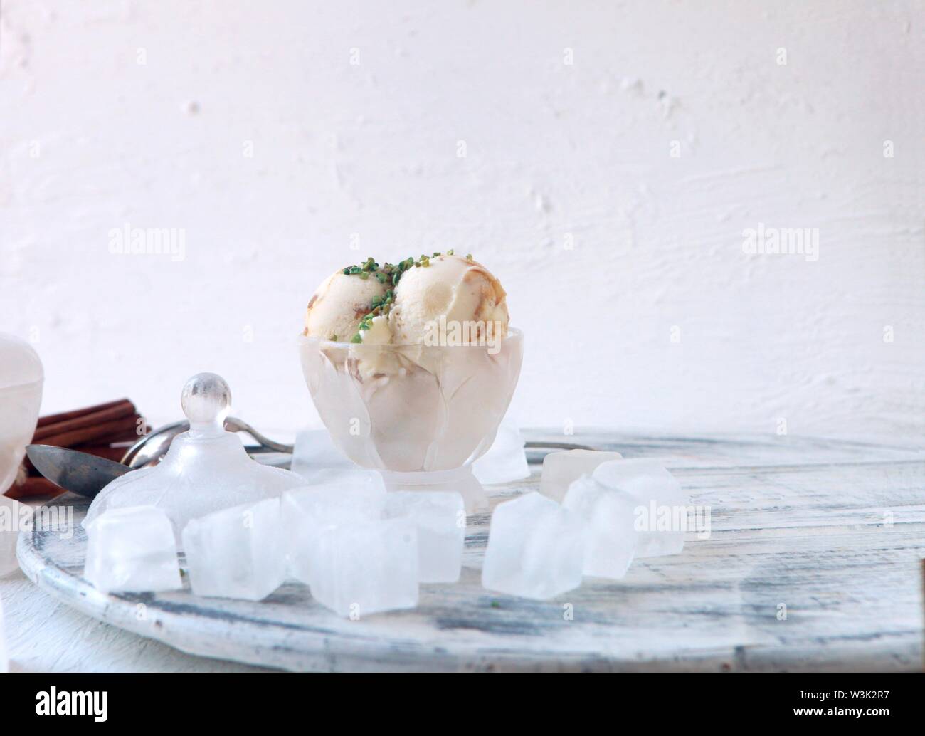 In casa bianco organico di gelato alla vaniglia con i dadi e i cubetti di ghiaccio e big cinamonas Foto Stock