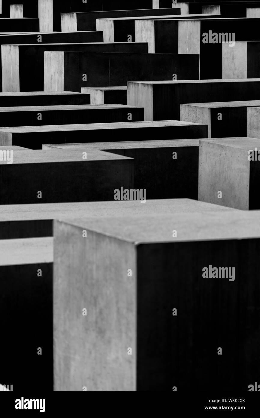Berlino, Germania - 23 Settembre 2018: drammatico e foto in bianco e nero del Memoriale al assassinato ebrei dell'Europa con un focus sui modelli e Foto Stock