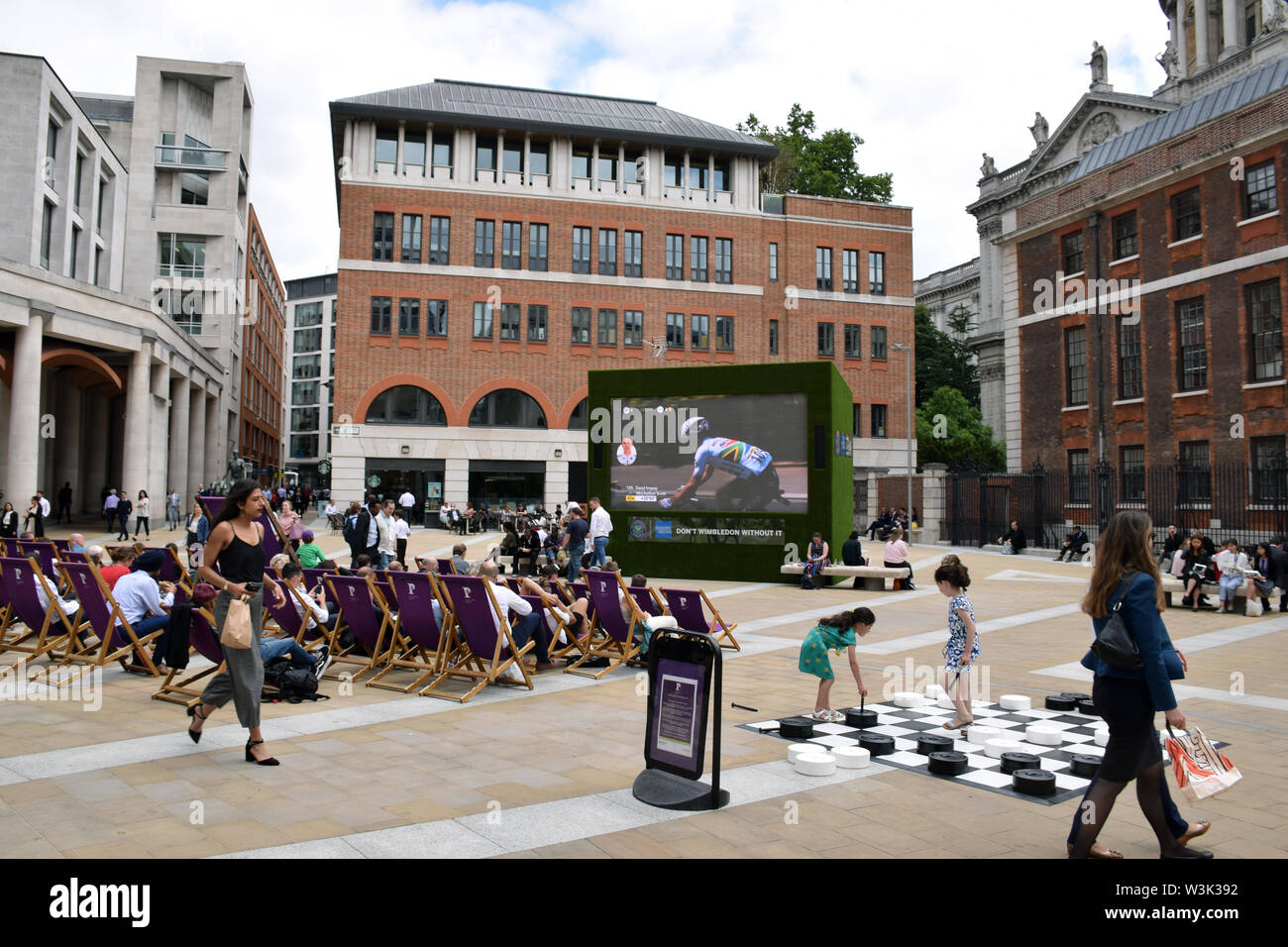 Tour de France essendo mostrato su un grande schermo in Paternoster square vicino alla cattedrale di St Paul, City of London UK Luglio 2019 Foto Stock