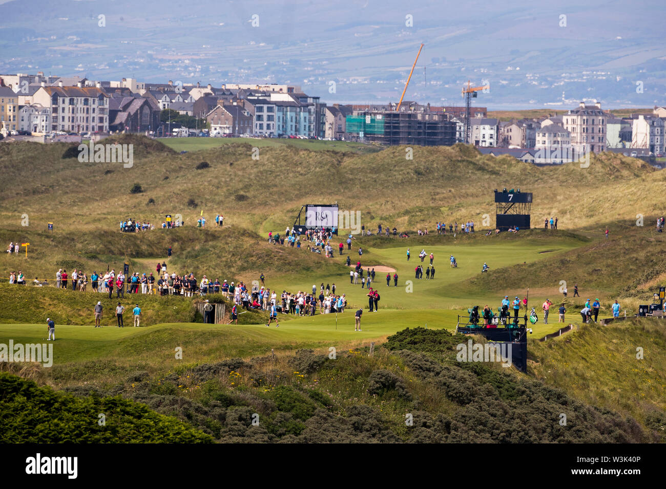 Vista generale di spettatori a piedi il corso durante l'anteprima giorno tre del Campionato Open 2019 presso il Royal Portrush Golf Club. Foto Stock