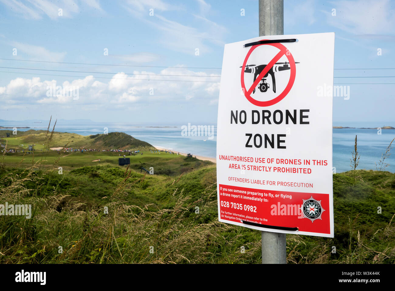 Nessuna zona di drone segno inviato da PSNI prospiciente il corso durante l'anteprima giorno tre del Campionato Open 2019 presso il Royal Portrush Golf Club. Foto Stock