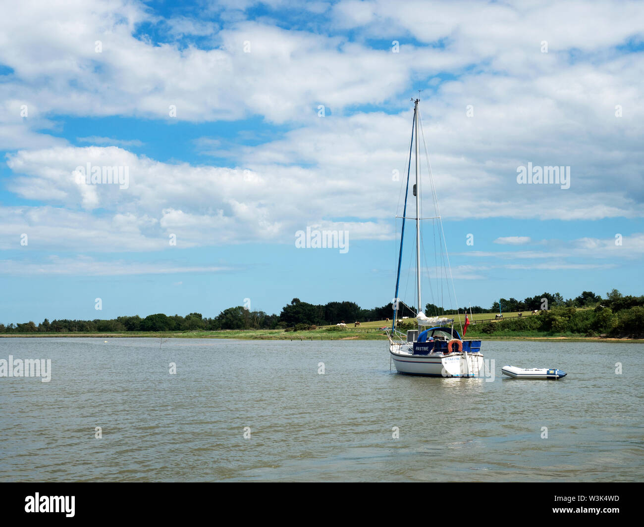 Yacht ormeggiati nel fiume Alde vicino a Snape Maltings Suffolk in Inghilterra Foto Stock