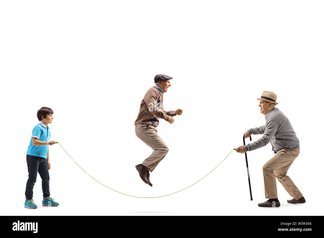 Lunghezza piena ripresa di profilo di un uomo anziano e un ragazzo in possesso di una corda e un uomo anziano saltando isolati su sfondo bianco Foto Stock
