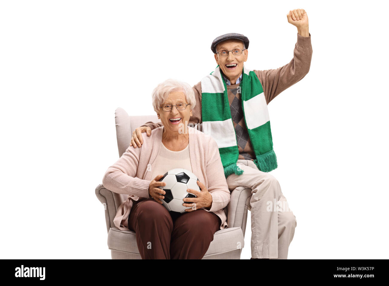 Allegro senior l uomo e la donna gli appassionati di calcio con un campo di calcio e un foulard seduto in poltrona isolati su sfondo bianco Foto Stock