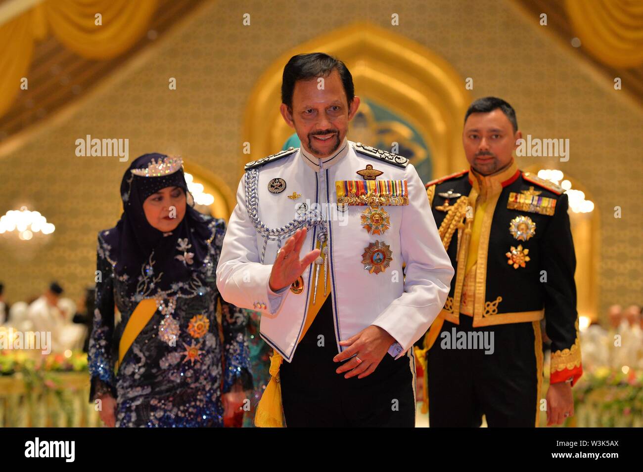 (190716) -- Bandar Seri Begawan, 16 luglio 2019 (Xinhua) -- del Brunei Sultan Haji Hassanal Bolkiah (C) assiste un banchetto di stato nella celebrazione del suo compleanno 73a Istana Nurul Iman, il Royal Palace, in Bandar Seri Begawan, capitale del Brunei, luglio 15, 2019. Circa 4 mila persone comprendente dei membri di famiglie reali, dignitari di Stato esteri e il corpo diplomatico, come pure esteri gli ospiti invitati hanno partecipato ad un grande banchetto di stato in congiunzione con il Sultan's 73rd festa di compleanno di lunedì sera presso il Royal Palace - Istana Nurul Iman. Nato il 15 luglio 1946, il Sultano è il wor Foto Stock