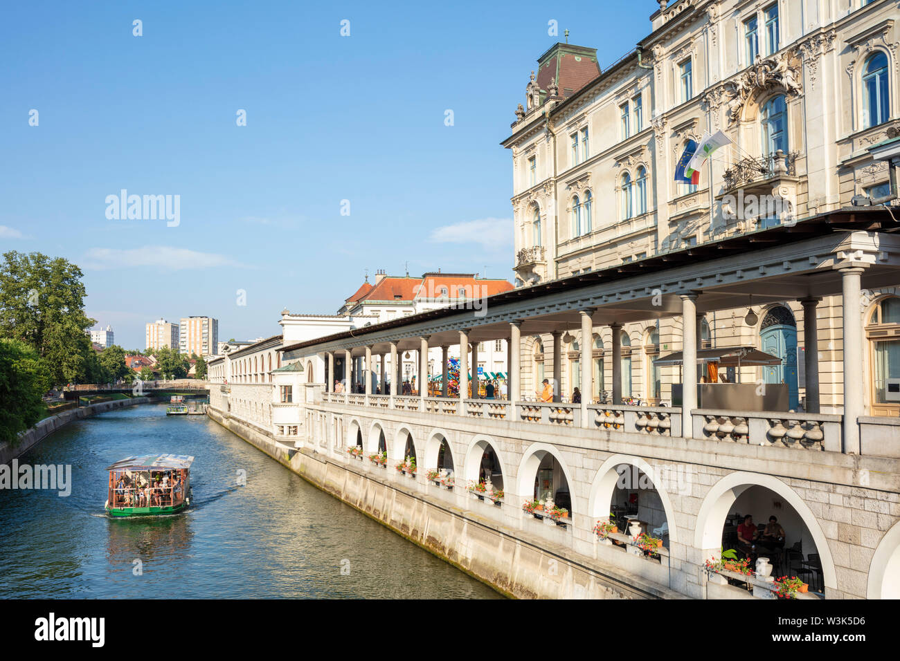 Lubiana mercato centrale di Plečnik portici della centrale di mercato coperto posto colonne nel fiume Ljubljanica Ljubljana Slovenia EU Europe Foto Stock