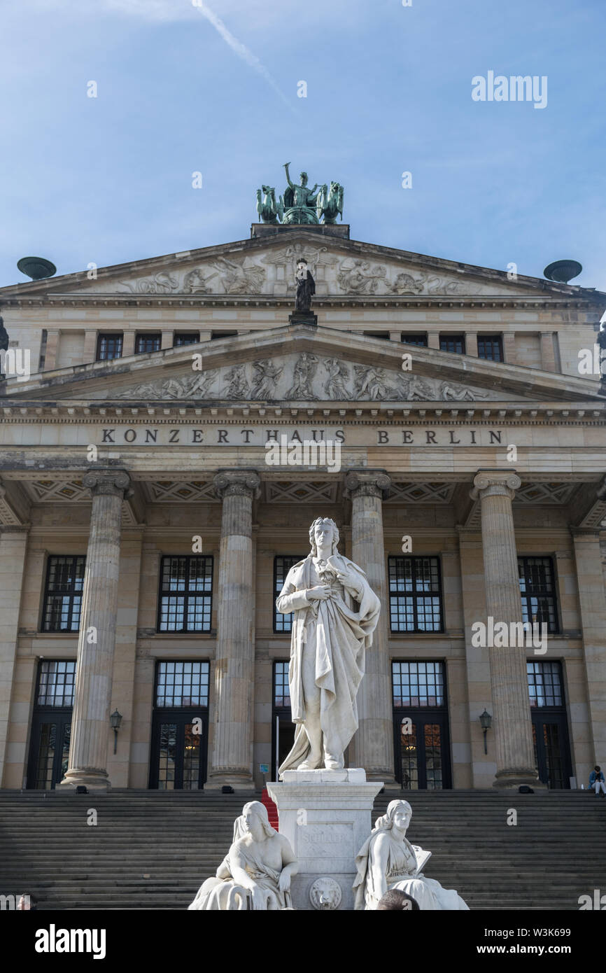 Berlino, Germania - 23 Settembre 2018: vista orizzontale di una statua bianca di un uomo in piedi e un gruppo di persone con il suo lato di fronte all'ingresso Foto Stock