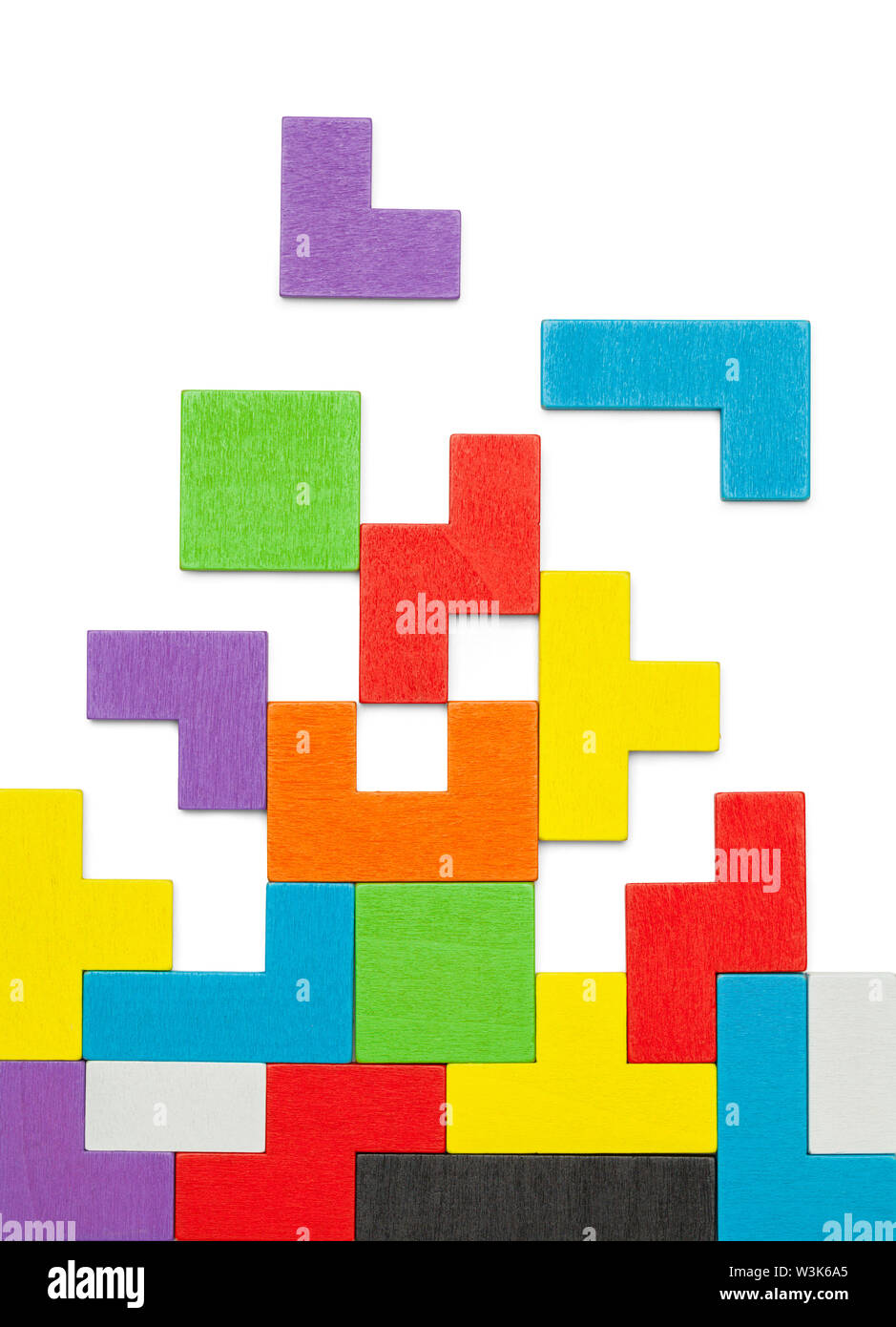 Colorati di forma geometrica in legno blocchi puzzle isolato su bianco. Foto Stock