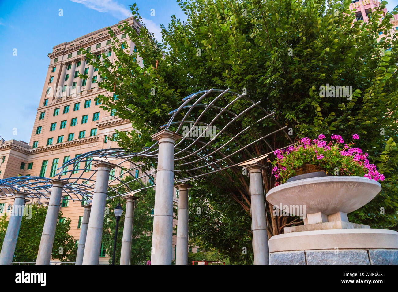 Buncombe County Courthouse e Pack Square Park, Asheville, North Carolina, Stati Uniti d'America. Foto Stock