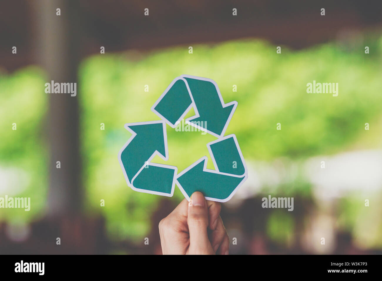 Salva mondo ecologia concetto di conservazione ambientale con mani tagliate il riciclo della carta che mostra Foto Stock