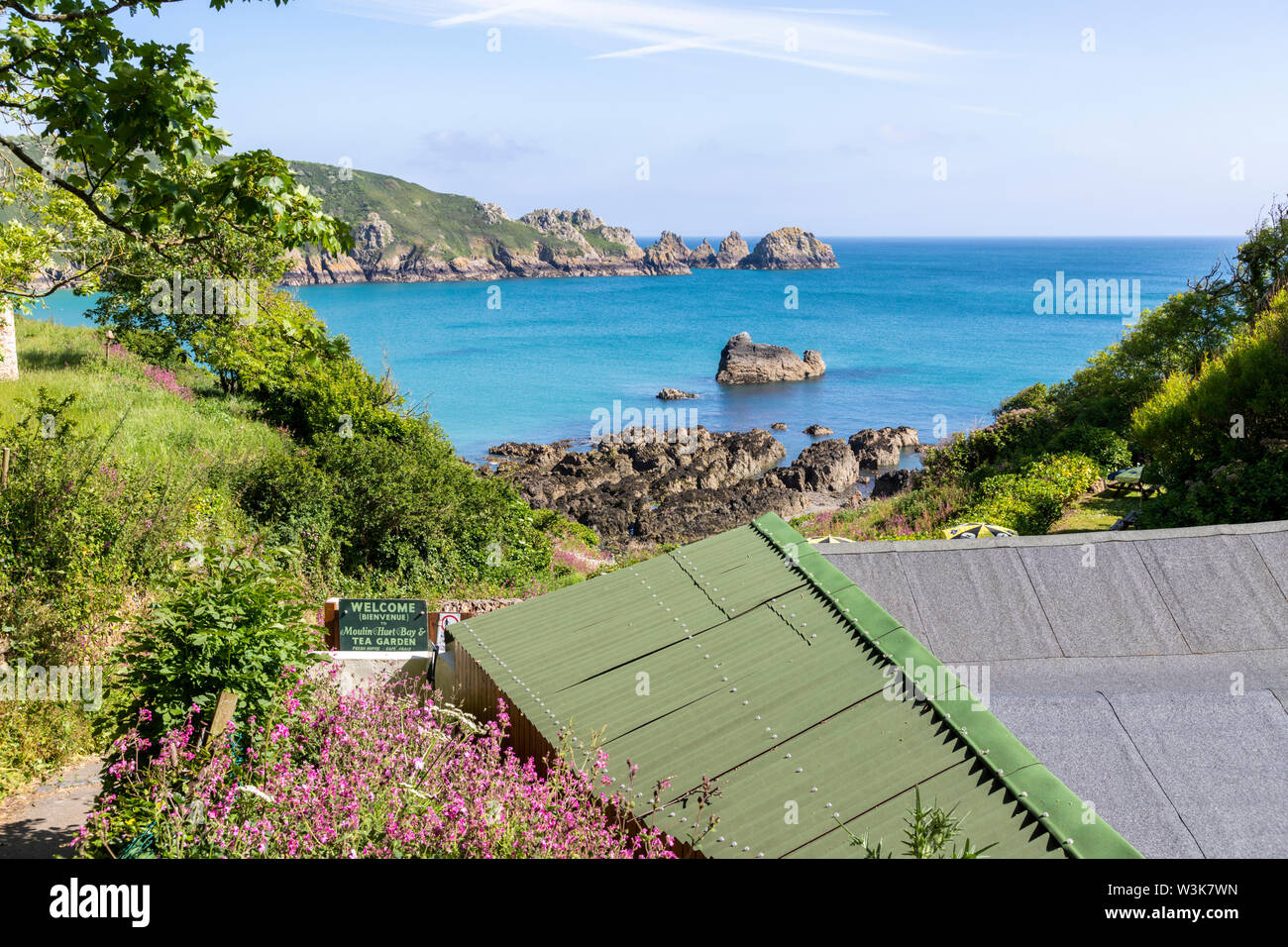 Il robusto bellissima costa sud dell'isola di Guernsey - Una vista del Moulin Huet Bay dal di sopra del tè giardini, Guernsey, Isole del Canale della Manica UK Foto Stock