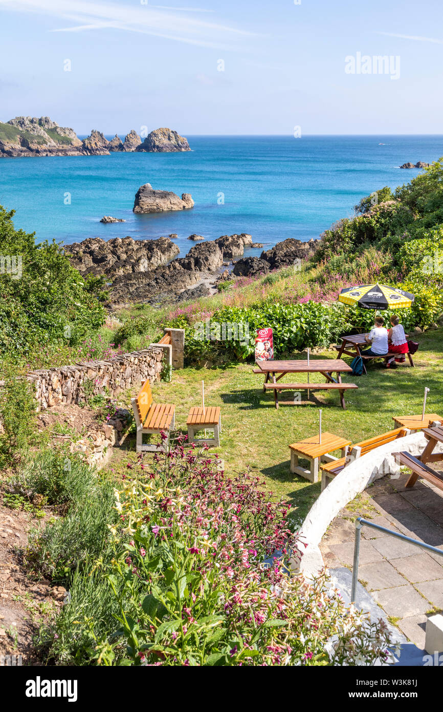 Il robusto bellissima costa sud dell'isola di Guernsey - Una vista del Moulin Huet Bay dal tè giardini, Guernsey, Isole del Canale della Manica UK Foto Stock