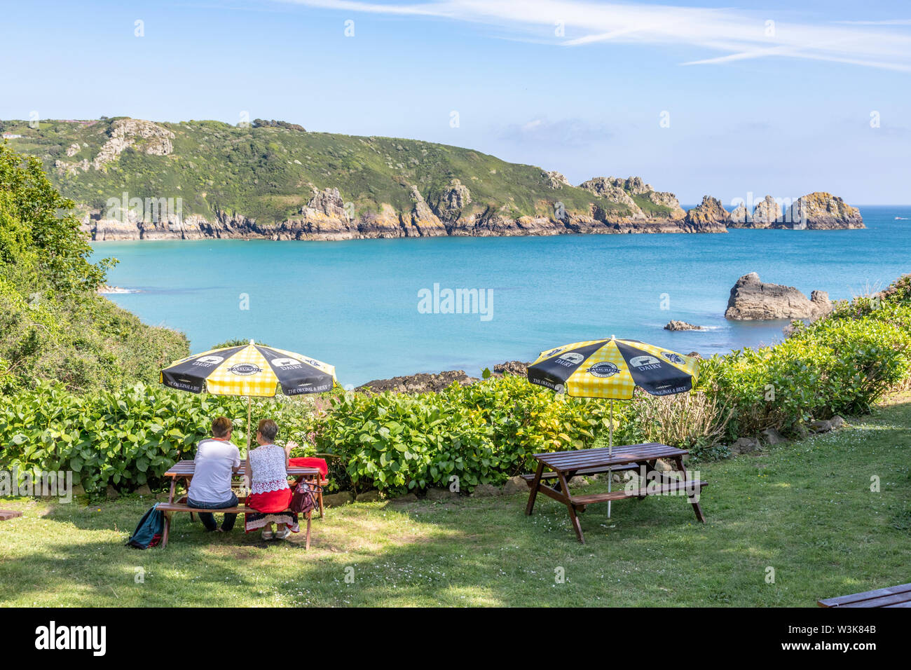 Il robusto bellissima costa sud dell'isola di Guernsey - Una vista del Moulin Huet Bay dal tè giardini, Guernsey, Isole del Canale della Manica UK Foto Stock