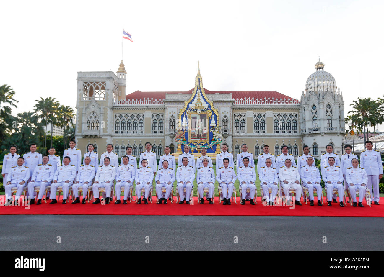 Thailandia del Primo Ministro, Prayuth Chan-ocha in posa per una foto di gruppo con i suoi membri del gabinetto dopo aver prestato giuramento davanti della Thailandia del re Maha Vajiralongkorn. Foto Stock