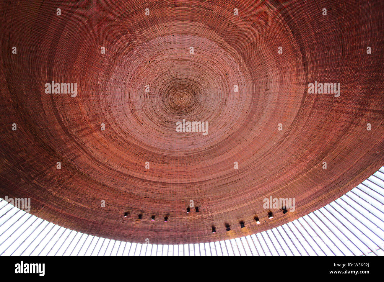 Cupola in rame costruzione in Chiesa Temppeliaukio (Helsinki, Finlandia) Foto Stock