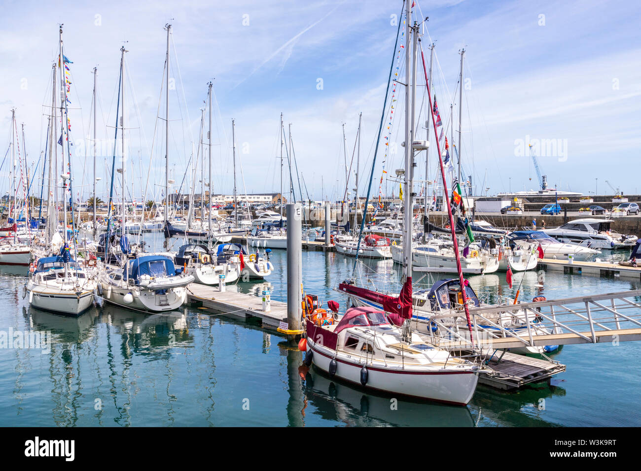 Yacht ormeggiati nel porto di St Peter Port Guernsey, Isole del Canale della Manica UK Foto Stock
