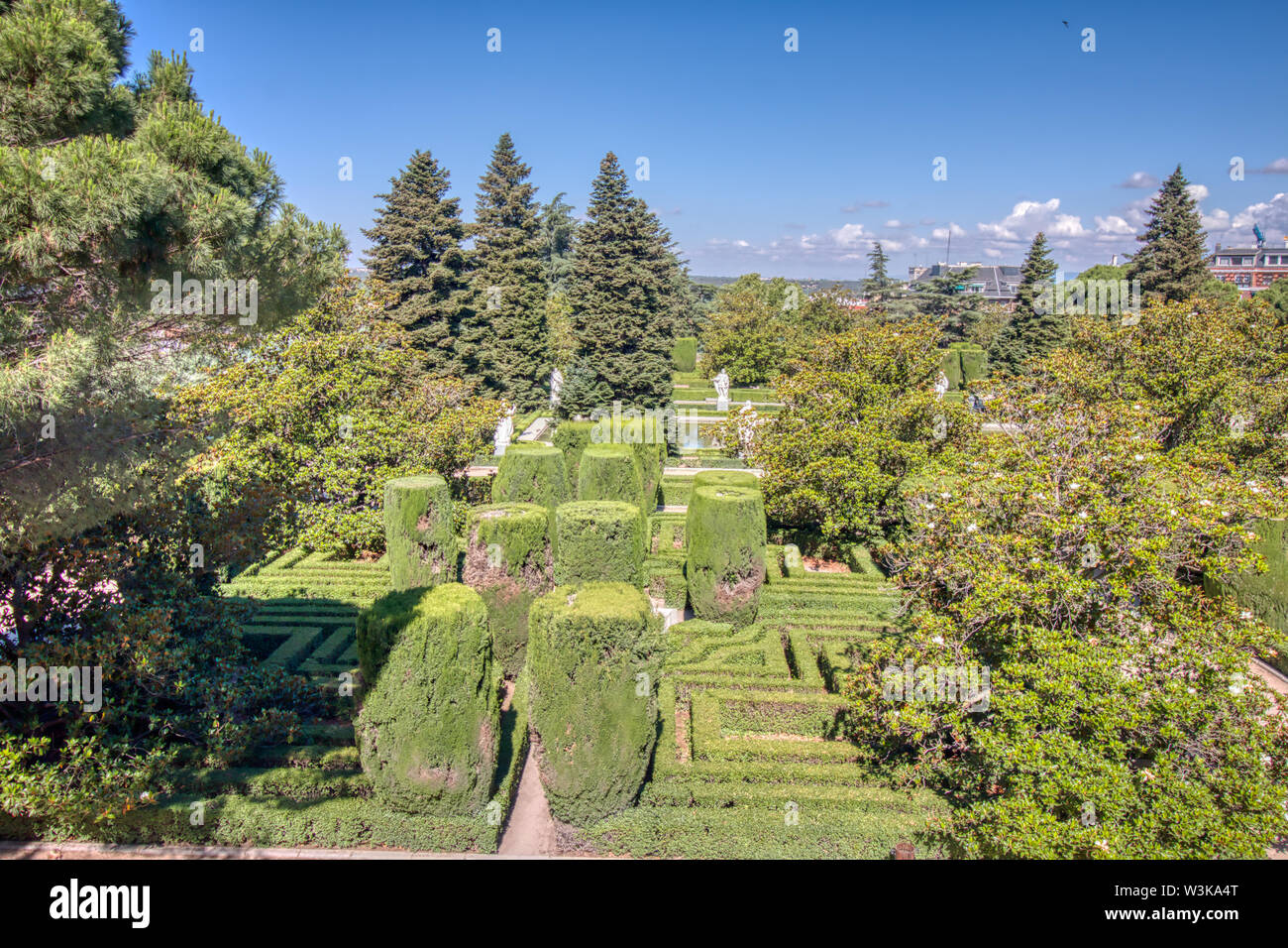 Parco pubblico con lussureggianti giardini ben tenuti Foto Stock