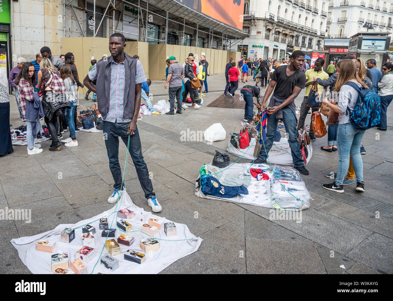 Gli immigrati counerfeit vendita merci sulle strade di Madrid vicino alla Puerta del Sol, centro di Madrid, Spagna. Foto Stock