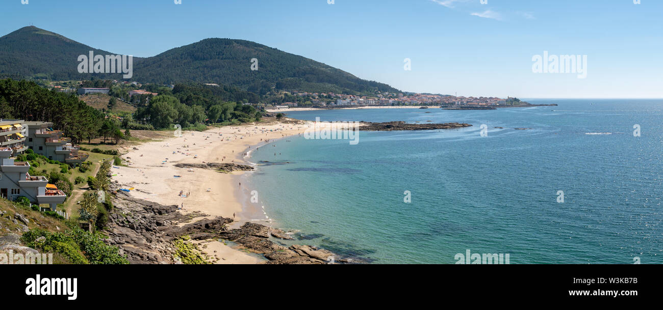 Vista panoramica di una bellissima spiaggia sulla costa della Galizia. Cabeiro beach, Galizia, Spagna Foto Stock